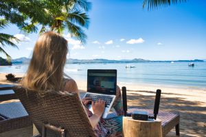 Een stabiele verbinding aan het strand, op een afgelegen eiland ergens in Madagaskar