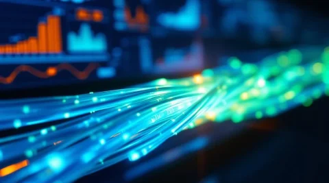 Vezeloptische kabels met blauwe en groene lichtpulsen tegen donkere achtergrond met netwerkmonitoring schermen