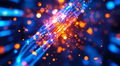 Glasvezelkabels met blauwe en oranje lichtstromen die netwerkjitter tonen, serverracks op achtergrond