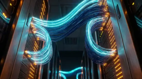 Glasvezelkabels verbinden twee serverracks in een donkere datacentergang, met gloeiende cyaanblauwe lichtstralen en amberkleurige rackverlichting.