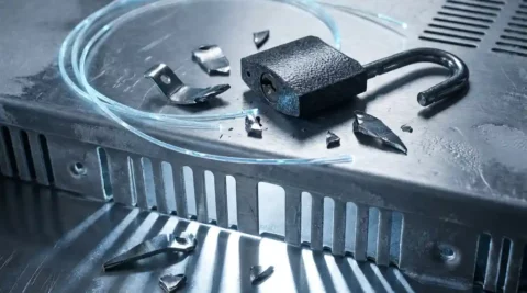 Gebroken hangslot op stalen serverrack met glasvezelkabel in elektrisch blauw licht, symboliseert een datalek of cyberaanval.