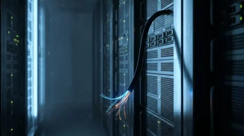 Doorgesneden glasvezelkabel hangt los van een serverrack in een donkere datacentergang, verlichte vezels gloeien blauw op.
