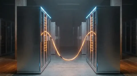 Twee datacenterserverkasten verbonden door een gloeiende glasvezelkabel in een beveiligde serverruimte met blauw en zilver licht.